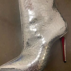 Christian Louboutin So Kate booty